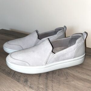 Vionic Penelope slip on sneaker in gray. Size 7.5